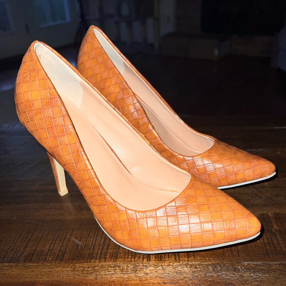 BN* - Waffle Pattern Camel Colored Heel - Size 8.5